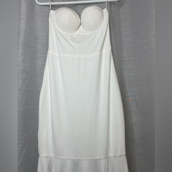💖Beautiful White Strapless Dress✨ Size (M) - Picture 3 of 7